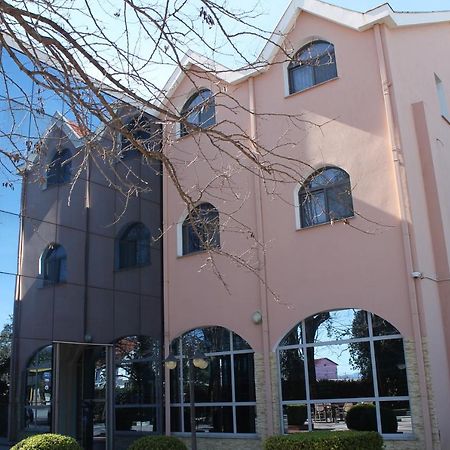 Hotel Hasmegaj Mahall' e Kryethuit Dış mekan fotoğraf