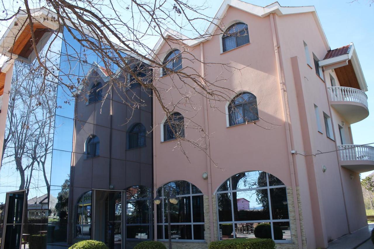 Hotel Hasmegaj Mahall' e Kryethuit Dış mekan fotoğraf