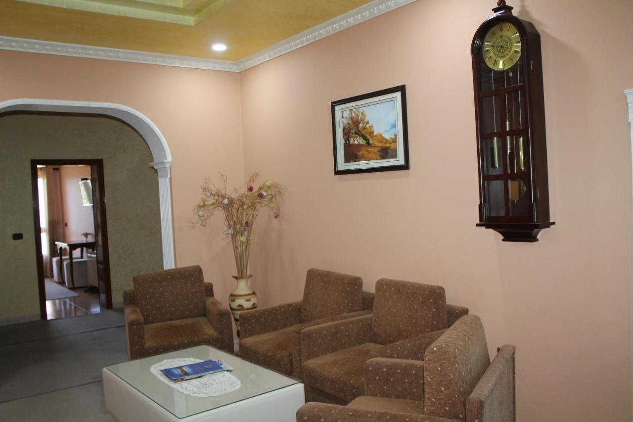 Hotel Hasmegaj Mahall' e Kryethuit Dış mekan fotoğraf